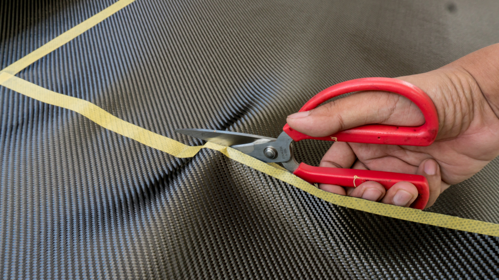 Individual cutting raw carbon fiber 